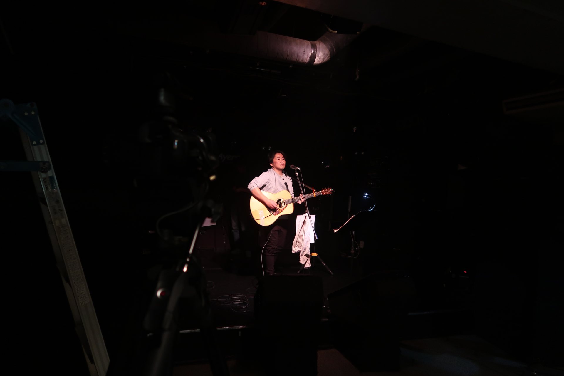 ライブハウスで歌う憲史