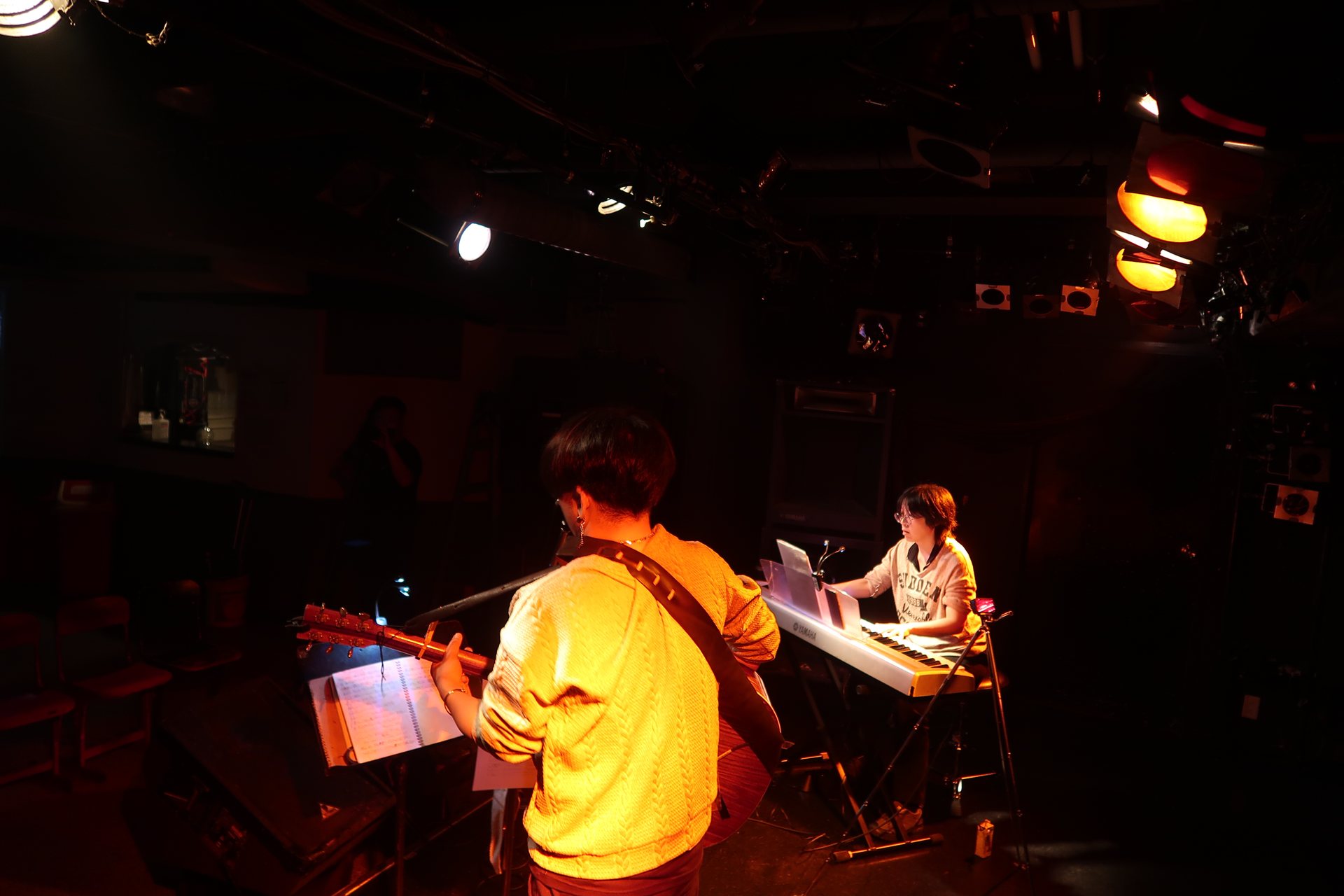 ライブ会場で歌う憲史